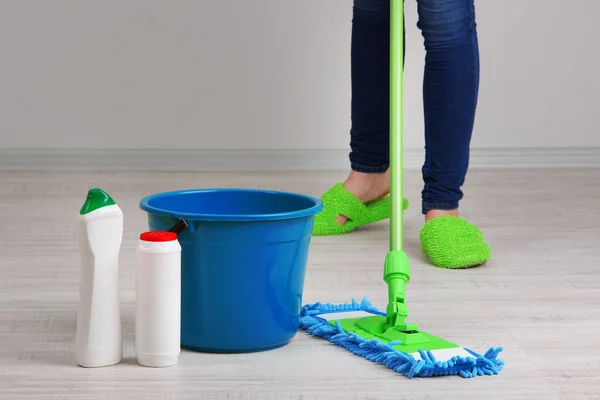 部屋の中の掃除床のクローズアップ — ストック写真