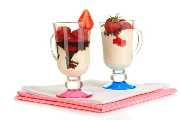 Смачні полуничні десерти в скляній вазі ізольовані на білому — стокове фото
