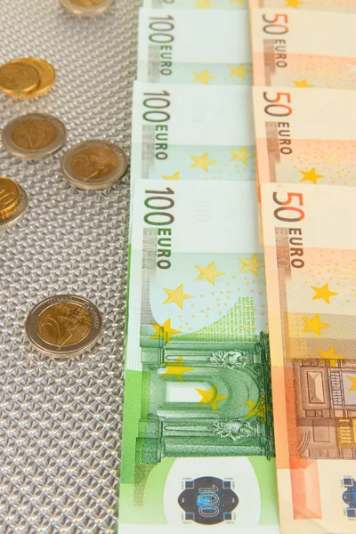 Billets en euros et cents en euros sur fond gris — Photo