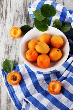 peçete ahşap tablo üzerinde kesim için gemide kayısı