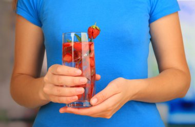 meyve içerken buz küpleri ile el