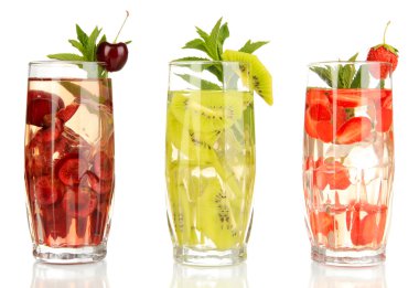 buz üzerinde beyaz izole meyve içecekler bardak