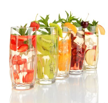 buz üzerinde beyaz izole meyve içecekler bardak