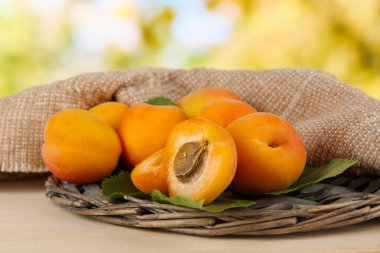 Kayısı hasır coasters doğa zemin üzerine ahşap tablo üzerinde