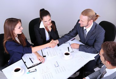 Grup birlikte toplantı olan iş