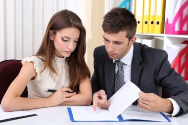 birlikte ofisinde çalışan iş arkadaşları