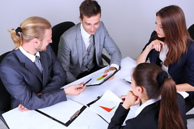 Grup birlikte toplantı olan iş