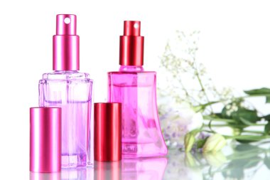 parfüm şişeleri ve üzerinde beyaz izole çiçekler