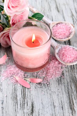 güzel spa ayar pembe mum ve ahşap zemin çiçek