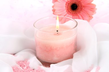 çiçek beyaz kumaş üzerine ile güzel mum yakın çekim