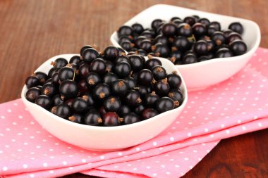 ahşap zemin üzerinde taze Siyah frenk üzümü