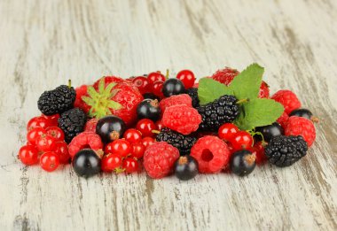 üzerinde tablo yakın çekim olgun çilek