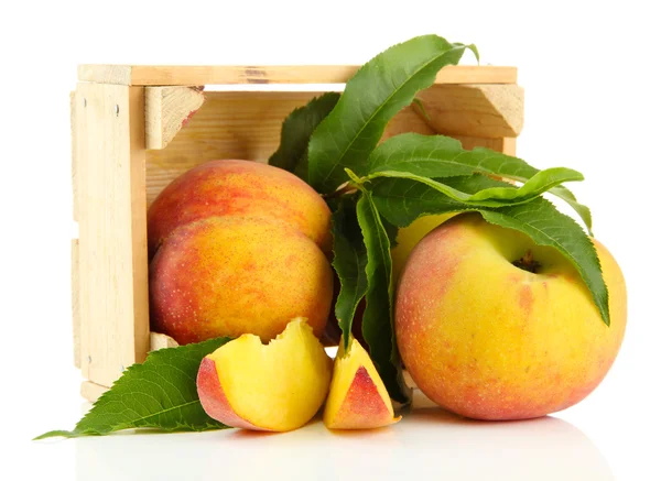 Ripe sweet peaches in wooden crate, isolated on white — Stock Photo, Image