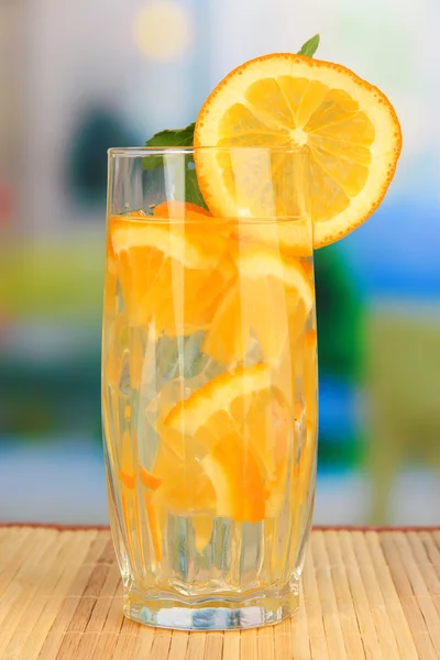 Vasos de bebidas de frutas con cubitos de hielo en la mesa en la cafetería —  Fotos de Stock