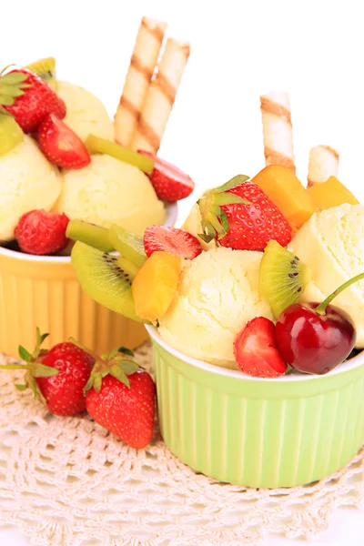Delicious ice cream with fruits and berries in bowl close up — Stock Photo, Image