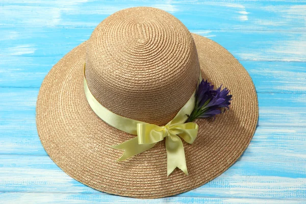 Mooie zomerse hoed op blauwe houten achtergrond — Stockfoto