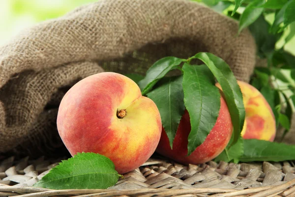 Reife süße Pfirsiche auf Holztisch im Garten, Nahaufnahme — Stockfoto