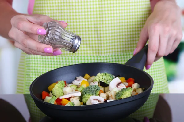 Manos cocinando ragú de verduras en sartén en la cocina —  Fotos de Stock