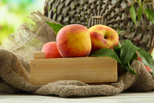 Maturare le pesche dolci in cassa di legno, all'esterno — Foto Stock