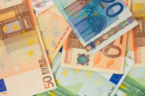Banknoty euro wyodrębnione na białym tle — Zdjęcie stockowe