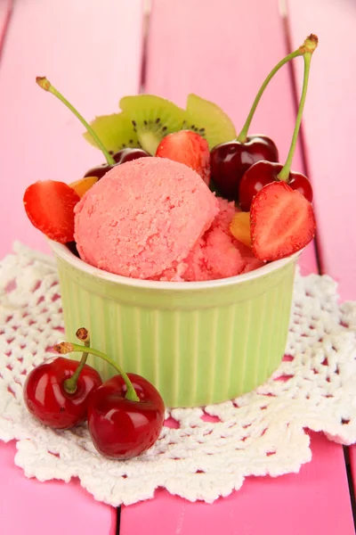 Delizioso gelato con frutta e bacche in ciotola sul tavolo di legno — Foto Stock