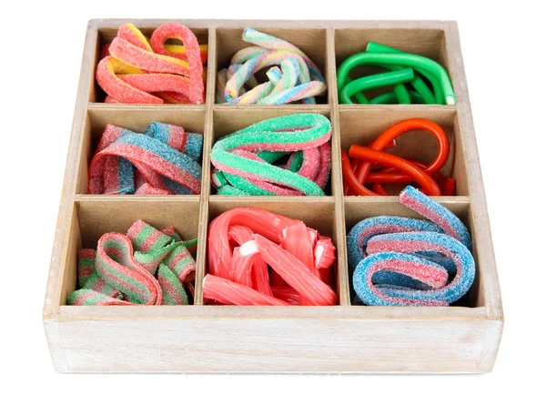 Dulces caramelos de gelatina en caja de madera aislada en blanco — Foto de Stock