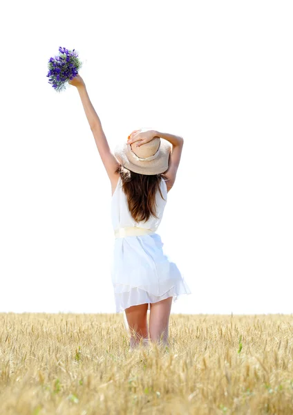 Portret van mooie jonge vrouw met bloemen op het gebied — Stockfoto