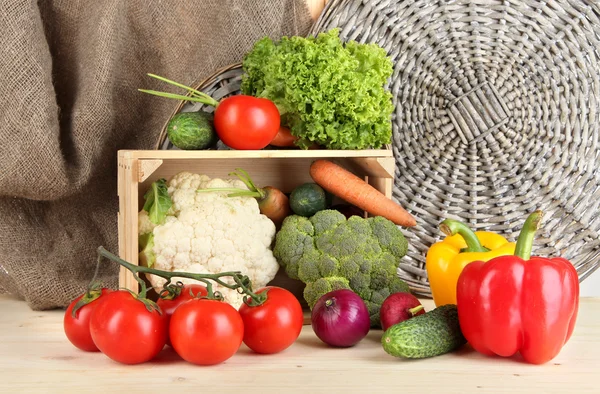 Verduras frescas en caja de madera en la mesa de cerca — Foto de Stock