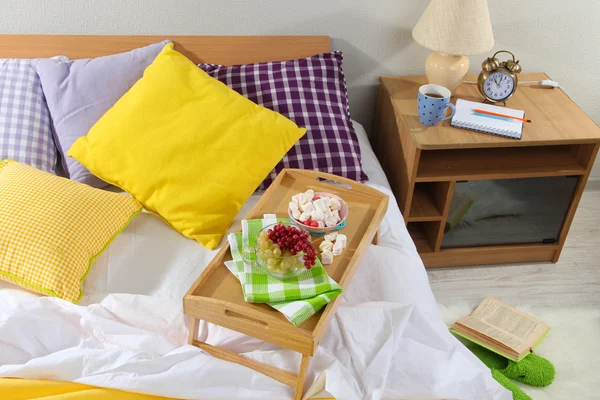 Кровать с завтраком крупным планом — стоковое фото