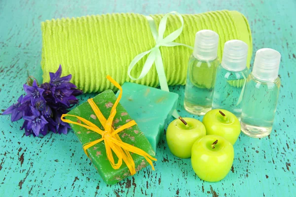 Candele fatte a mano di sapone e aroma su sfondo di legno verde — Foto Stock