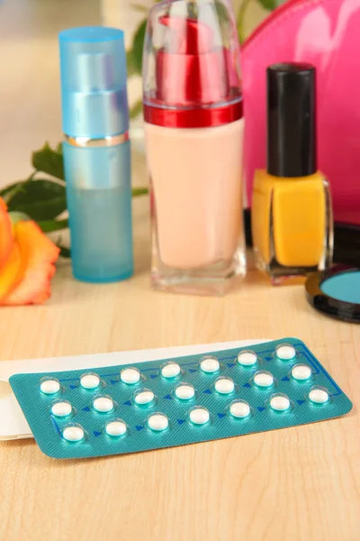 Гормональні таблетки в жіночому тумбочці на фоні кімнати — стокове фото