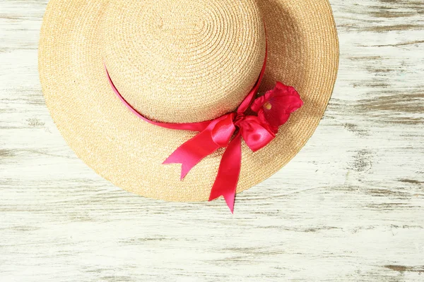 Mooie zomerse hoed op houten achtergrond — Stockfoto