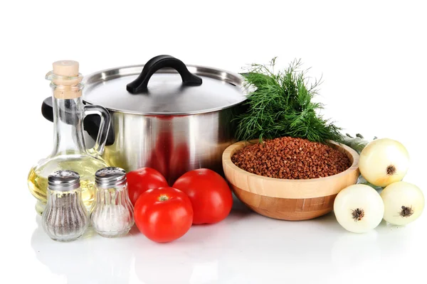 Ingrediënten voor het koken van boekweit geïsoleerd op wit — Stockfoto