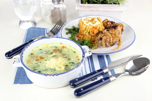 Soep en rijst met vlees in platen op servet op tafel — Stockfoto