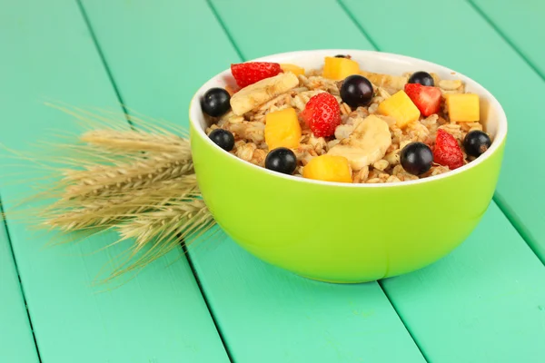 Farinha de aveia com frutas na mesa close-up — Fotografia de Stock