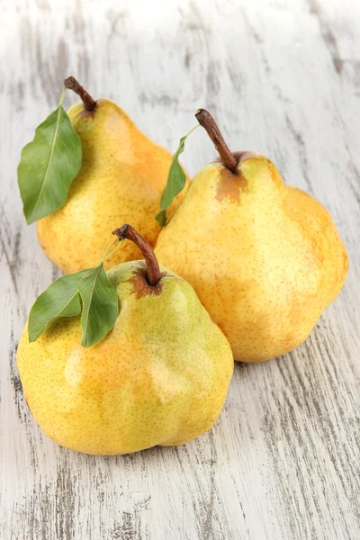 Juicy pears on table close-up — Stock Photo, Image