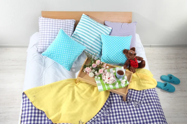 Bed met ontbijt in kamer bovenaanzicht close-up — Stockfoto