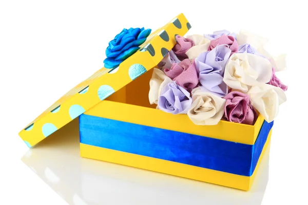 Caja de regalo amarilla con flores aisladas en blanco —  Fotos de Stock