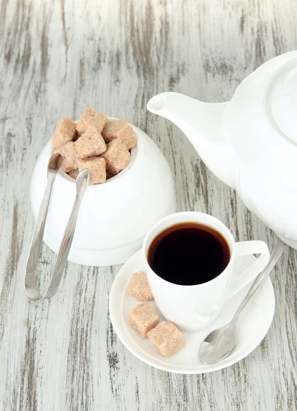 Xícara de café, bule de chá e açucareiro sobre fundo de madeira cor — Fotografia de Stock