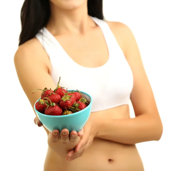 Meisje met verse aardbeien op witte geïsoleerd — Stockfoto