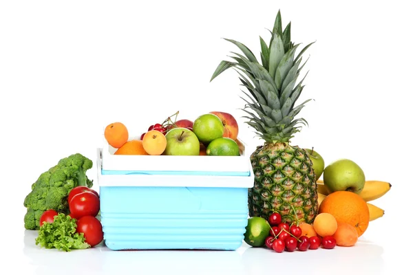 Frutas y verduras frescas en mini refrigerador, aisladas en blanco —  Fotos de Stock