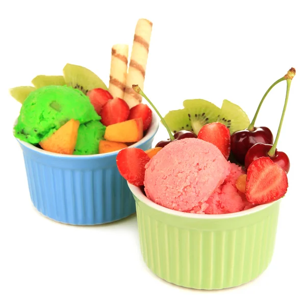 Delicioso helado con frutas y bayas en un tazón aislado en blanco —  Fotos de Stock