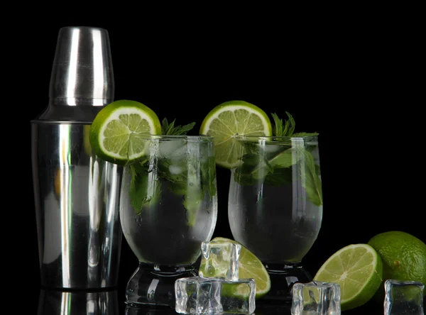 Bicchieri di cocktail con ghiaccio su sfondo nero — Foto Stock