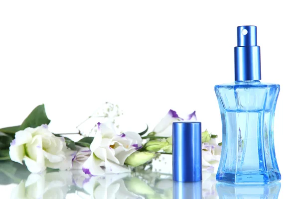 Perfume em garrafa e flores isoladas em branco — Fotografia de Stock