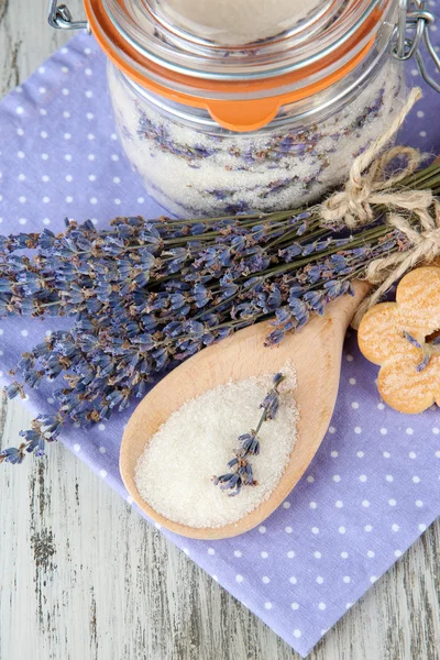 Vaso di zucchero di lavanda e fiori di lavanda freschi su sfondo di legno — Foto Stock