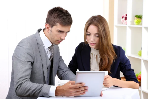 Business partners discussing their business project in cafe — Stock Photo, Image