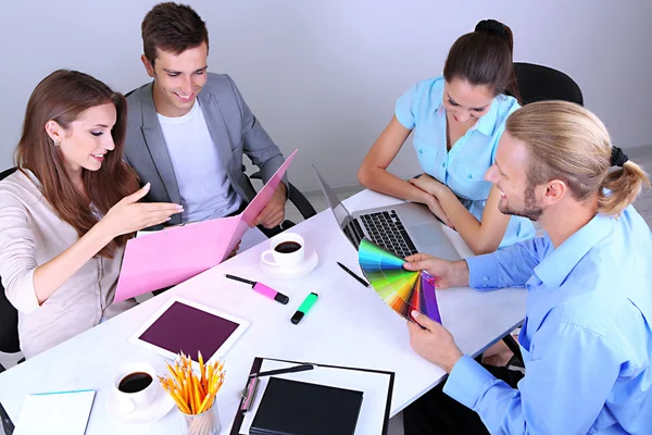 Geschäftsteam arbeitet im Büro gemeinsam an seinem Projekt — Stockfoto