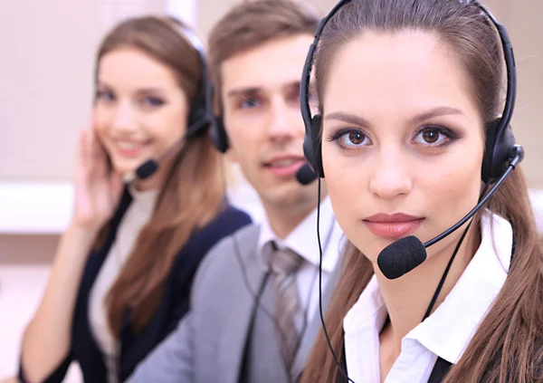 Operadores de centros de llamadas en el trabajo —  Fotos de Stock