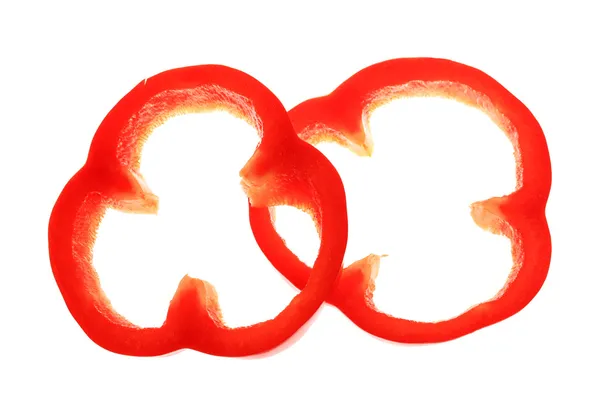Taze kırmızı biber dilimleri üzerinde beyaz izole — Stok fotoğraf