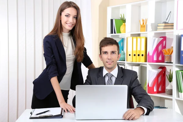 Geschäftskollegen arbeiten im Büro zusammen — Stockfoto